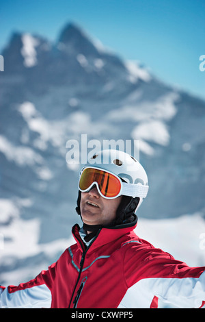 Skieur debout sur la montagne enneigée Banque D'Images