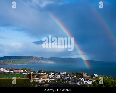 Double arc-en-ciel sur la baie de Lyme, de Lyme Regis à pour Golden Cap Banque D'Images