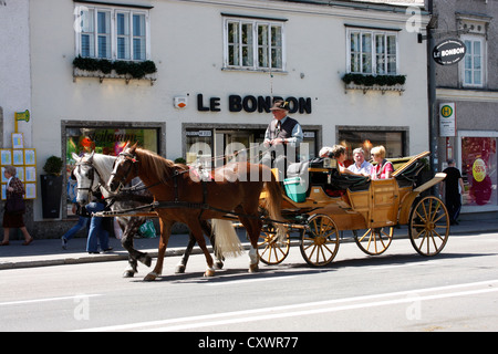 Des excursions pour profiter d'une visite dans la vieille ville de Salzbourg en calèche fiaker /, Banque D'Images