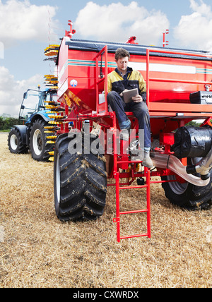 Farmer using tablet computer outdoors Banque D'Images