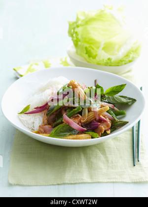 Assiette de mini-maïs, des herbes et du riz Banque D'Images