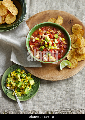 Assiettes de soupe au poulet et d'avocat Banque D'Images