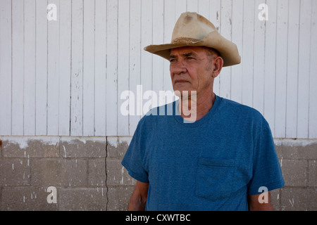 Farmer wearing cowboy hat outdoors Banque D'Images