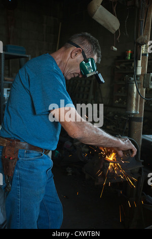 Homme travaillant dans machine shop Banque D'Images