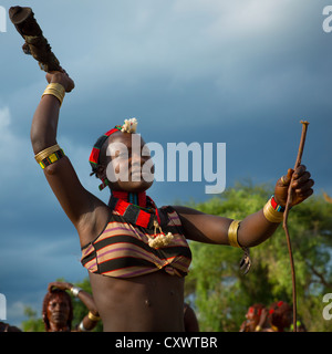 Tribu Hamar femme demande à être fouetté pendant Bull Jumping Cérémonie, Turmi, vallée de l'Omo, Ethiopie Banque D'Images