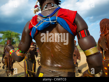 Dos d'une femme de la tribu Hamar à Bull Jumping Cérémonie, Turmi, vallée de l'Omo, Ethiopie Banque D'Images