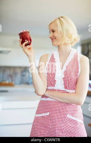 Woman holding pot de cuisine en gelée Banque D'Images