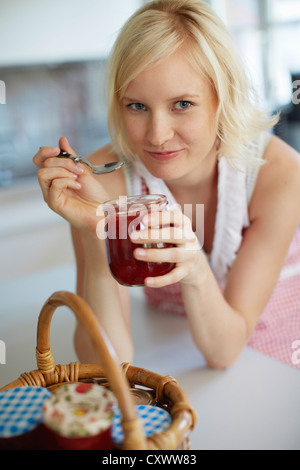 Woman eating jelly de jar dans Cuisine Banque D'Images