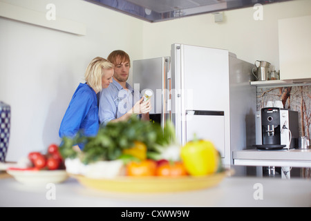 Couple cooking together in kitchen Banque D'Images