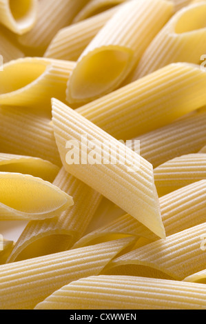 Macro close up pâtes penne secs crus full frame Banque D'Images