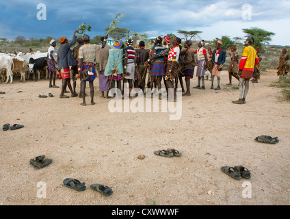 Les gens de la tribu Hamar le fait de marcher pieds nus pour regarder le cavalier de Bull, Turmi, vallée de l'Omo, Ethiopie Banque D'Images