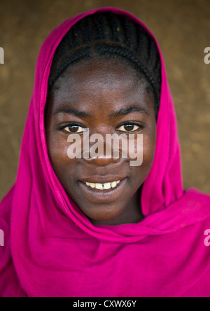 Femme de la tribu-menat portant un foulard Rose, Jemu, vallée de l'Omo, Ethiopie Banque D'Images