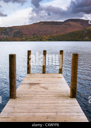 La jetée en bois du parc Brandelhow sur Derwent Water près de Keswick, Cumbria, Angleterre. Banque D'Images