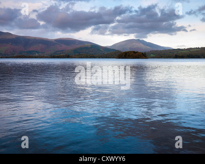 L'eau calme de Derwent Water au crépuscule dans le Lake District près de Keswick, Cumbria, Angleterre Banque D'Images