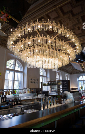 Flacon en verre clair lustre dans le bar et le restaurant du Musée des Arts Appliqués MAK à Vienne, Autriche Banque D'Images
