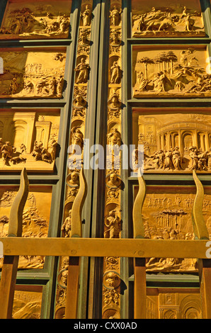 Le Baptistère portail de bronze face à Florence Duomo, la Porta del Paradisa. Dix panneaux de bronze des scènes de l'Ancien Testament. Banque D'Images
