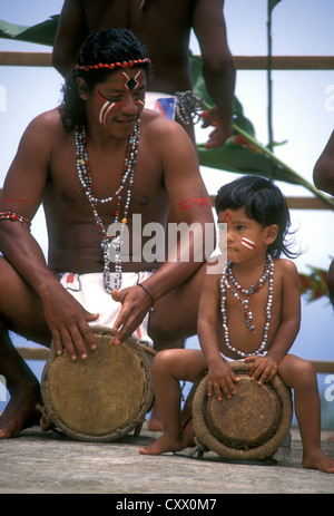 Carib Indian boy, boy, Caribes, à jouer de la batterie, batteur, percussionniste, Hamlet, Salybia, Territoire Carib, Dominique, aux Antilles Banque D'Images