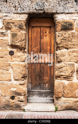 Porte de l'ancien bâtiment dans village italien de Toscane, Italie Banque D'Images