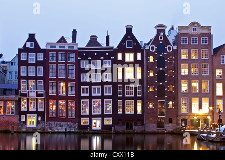 Façades médiévales traditionnelles à Amsterdam aux Pays-Bas par nuit Banque D'Images