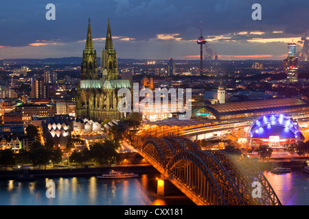 Vue sur la ville de Cologne de nuit avec la cathédrale de Cologne, du Rhin, de Musical Dome et pont Hohenzollern, Cologne, Allemagne Banque D'Images