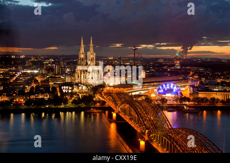 Vue sur la ville de Cologne de nuit avec la cathédrale de Cologne, du Rhin, de Musical Dome et pont Hohenzollern, Cologne, Banque D'Images