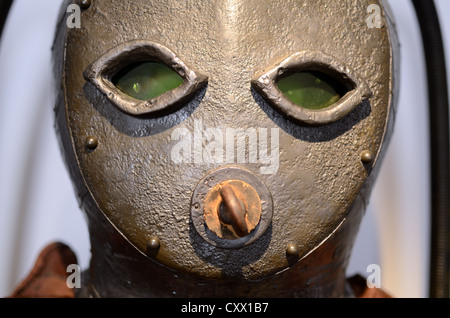 Masque facial détail de la première combinaison de plongée ou de l'équipement de plongée précoce et masque la reconstruction 'Caphandre' (1775) Banque D'Images