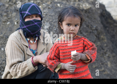 Une mère et sa fille posent pour la caméra dans Kibber village, Spiti, dans le Nord de l'Inde Banque D'Images