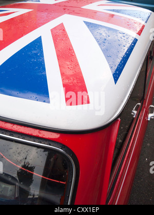 Close up of an historic 1985 Mini Cooper rouge avec une voiture à moteur de l'Union, se peint sur son toit Banque D'Images