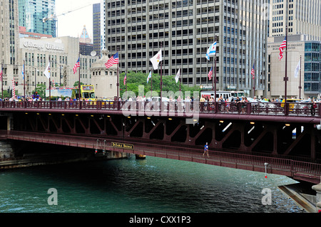 Chicago's Michigan Avenue Bridge et piétons traversant la rivière Chicago. Banque D'Images