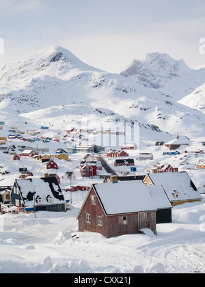 Vue sur le village de Tasiilaq, au Groenland Banque D'Images