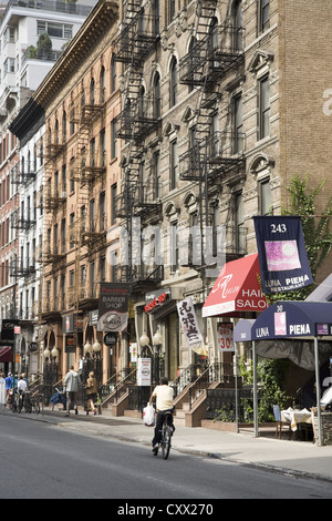 La 53e Rue entre la 2ème et la 3ème avenue est toujours un quartier pittoresque avec de vieux marche-ups, des appartements et des petits restaurants. NYC Banque D'Images