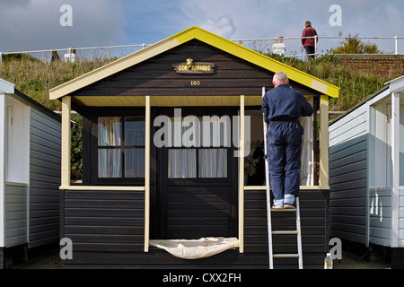 Gon banane peint beach hut sur front de Southwold Banque D'Images