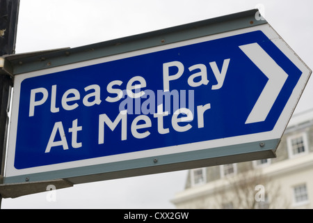 Veuillez payer au mètre signe dans un parking, payer ici, UK Banque D'Images