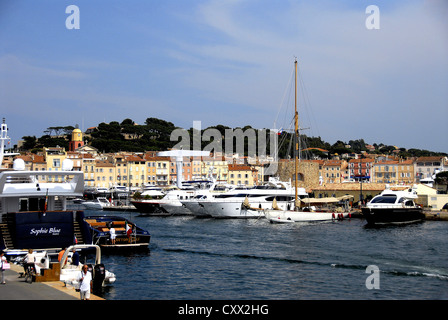 Yacht à port de Saint-Tropez, France Banque D'Images