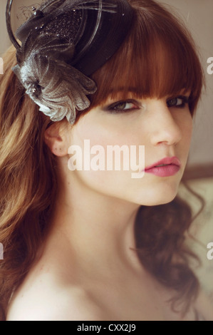 Fermer portrait of young woman with eye make-up spectaculaire et hat Banque D'Images