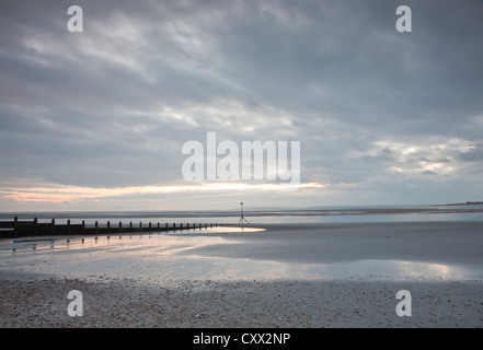 Marée basse à West Wittering beach au coucher du soleil. Banque D'Images