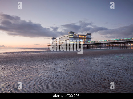 Le nouveau Grand Pier à Weston-super-Mare au coucher du soleil. Banque D'Images