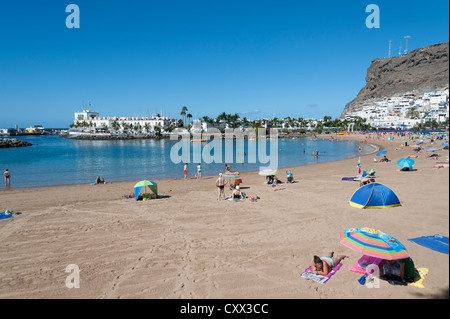 La plage et le front de mer à Puerto Mogan Gran Canaria Îles Canaries Espagne avec les vacanciers de soleil Banque D'Images