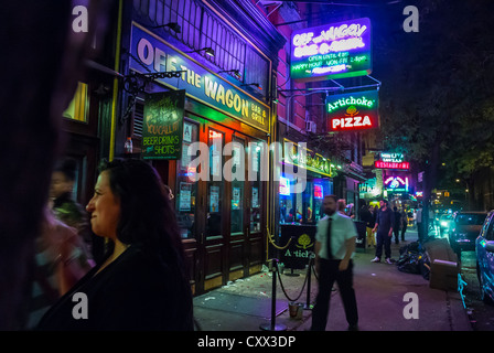 New York City, NY, USA, Street Scenes at night, dans le quartier de 'Greenwich Village', MacDougal Street, Manhattan, Neon Lighting, la marche urbaine Banque D'Images