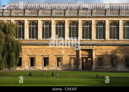 La Bibliothèque Wren, Trinity College Cambridge, avec à l'avant en barque sur la rivière Cam, UK Banque D'Images