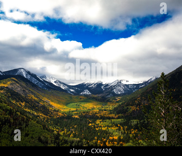 En haut de la montagne Sugarloaf en vue sud Lockett Meadow/bassin intérieur salon est très belle vue, au nord de Flagstaff, Arizona, États-Unis Banque D'Images