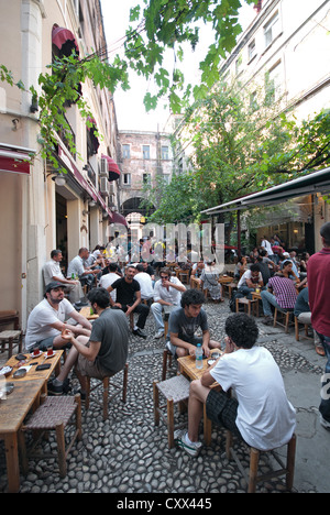 ISTANBUL, TURQUIE. Un café en plein air dans une cour de Istiklal Caddesi dans le quartier de Beyoglu de la ville. 2012. Banque D'Images