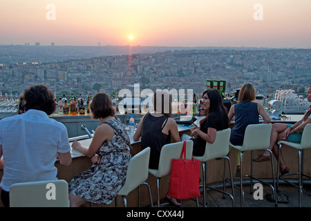 ISTANBUL, TURQUIE. Un bar sur le toit au coucher du soleil dans le quartier de Beyoglu de la ville. 2012. Banque D'Images