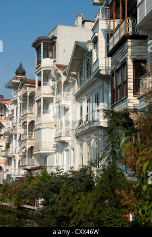 ISTANBUL, TURQUIE. Maisons en bois traditionnelles à Syros sur la rive européenne du Bosphore. 2012. Banque D'Images