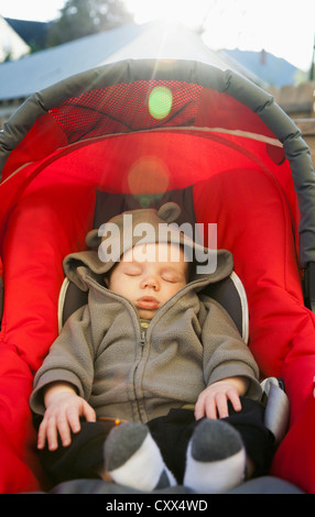 Caucasian baby sleeping in car seat Banque D'Images