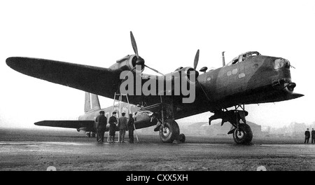 MG-STIRLING COURT D (N3641) de l'escadron no 7 RAF à Oakington, Cambridgeshire, en 1941. Banque D'Images