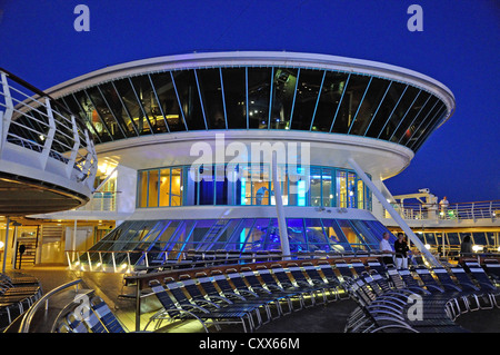 Bridge at Dusk à bord de Royal Caribbean Grandeur "de la mer" bateau de croisière, Mer Adriatique, Mer Méditerranée, Europe Banque D'Images