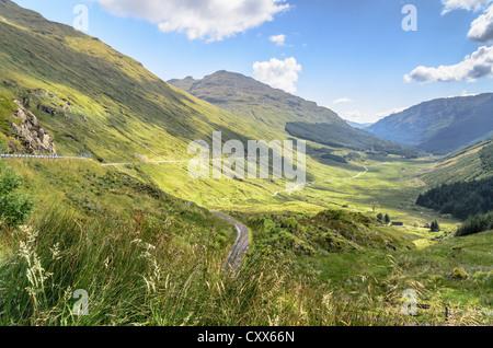 Une vallée de soleil dans les Highlands écossais. Un jour ensoleillé, rare dans cette partie du monde. Ciel bleu et nuage blanc Passez la souris sur une belle vallée Banque D'Images