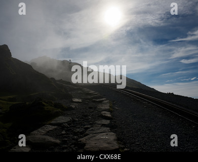 Mist rising sur sommet Snowdon Banque D'Images