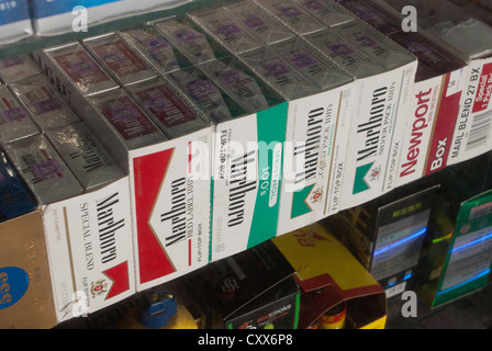 Cartouches de cigarettes dans la fenêtre d'une épicerie à New York le dimanche, Octobre 14, 2012. (© Richard B. Levine) Banque D'Images